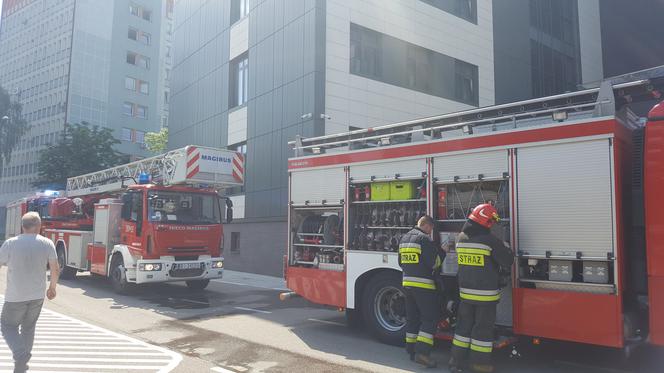 Białystok. Pożar w biurowcu przy ul. Świętojańskiej. Ponad 200 osób opuściło budynek