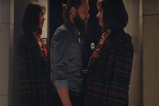 M jak miłość odc. 1799. Ania (Alina Szczegielniak), gangster Robert (Kamil Drężek)