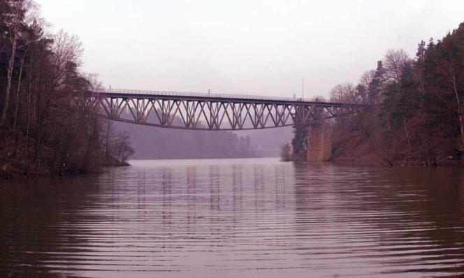 Zabytkowy most nad Jeziorem Pilchowckim może zostać wysadzony. Moment uwiecznią hollywodzkie kamery?