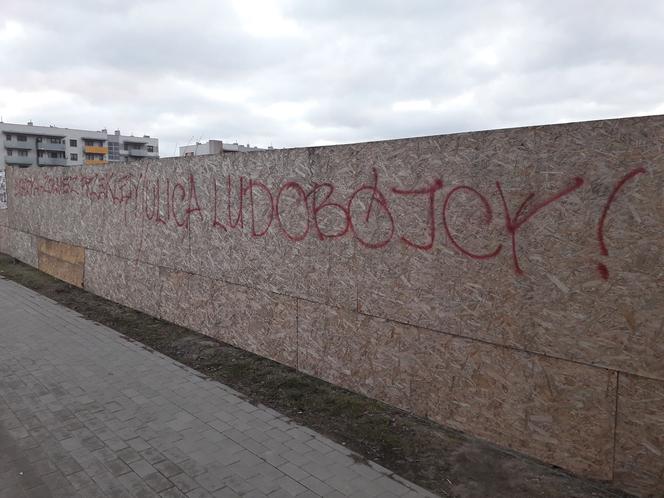 Ul. Łupaszki w Białymstoku. Ktoś namalował napisy: "Narodowy Dzień Żołnierzy przeklętych" [ZDJĘCIA]