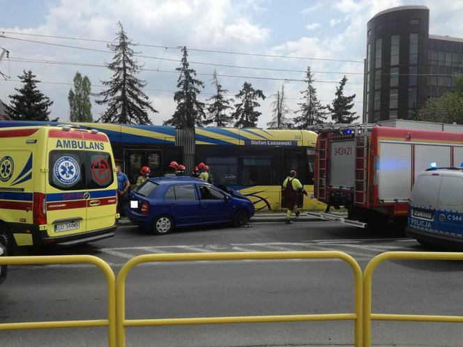 Wypadek niedaleko Dworca Wschodniego w Toruniu. Skoda uderzyła w tramwaj