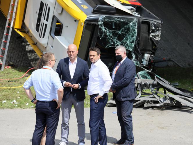 Autobus zawisł na moście Grota