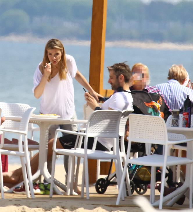 Joanna Koroniewska i Maciej Dowbor z dziećmi na plaży 