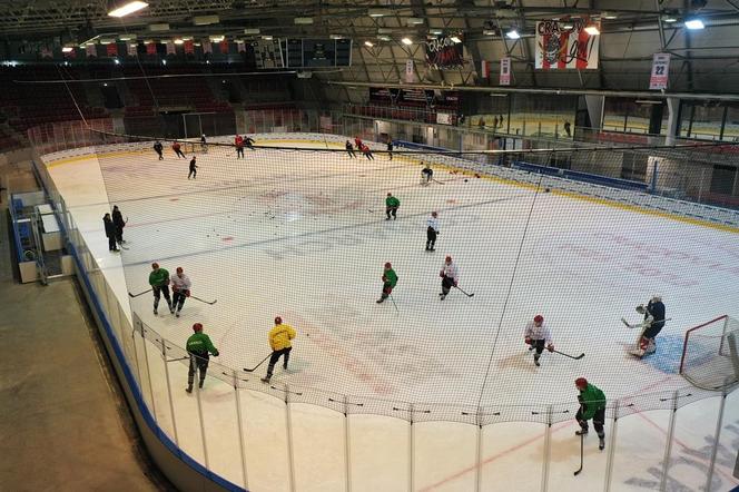 Lodowisko przy Siedleckiego już po remoncie. Nowe bandy, boksy i bramki 