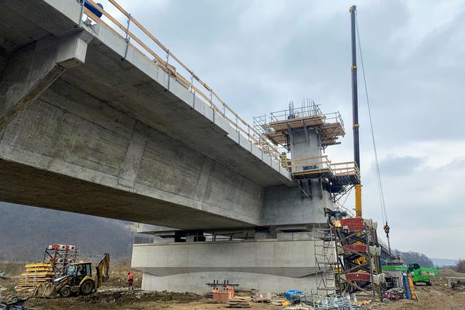 Nowy most na Dunajcu w Kurowie rośnie w oczach.  Final prac w tym roku 