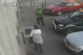 Bulwersujące nagranie! Mężczyzna zaatakował bezbronną kobietę!