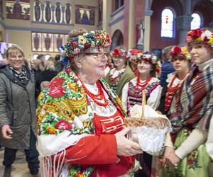 W Bytomiu poświęcono pokarmy w strojach ludowych. To tradycja na Rozbarku 