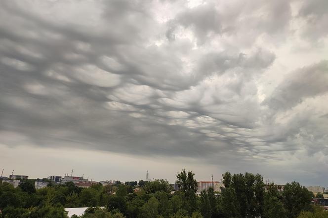 Nawałnice przechodzą przez Polskę. Ciemne chmury nad Białymstokiem