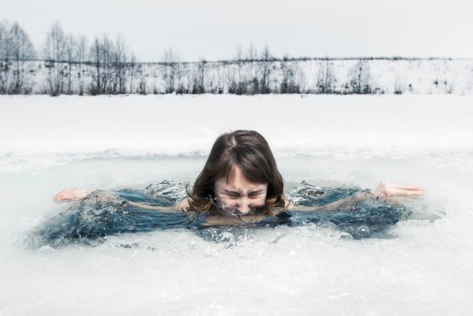 Wskoczyła do lodowatej rzeki, zginęła na oczach swoich dzieci. To nagranie przeraża!