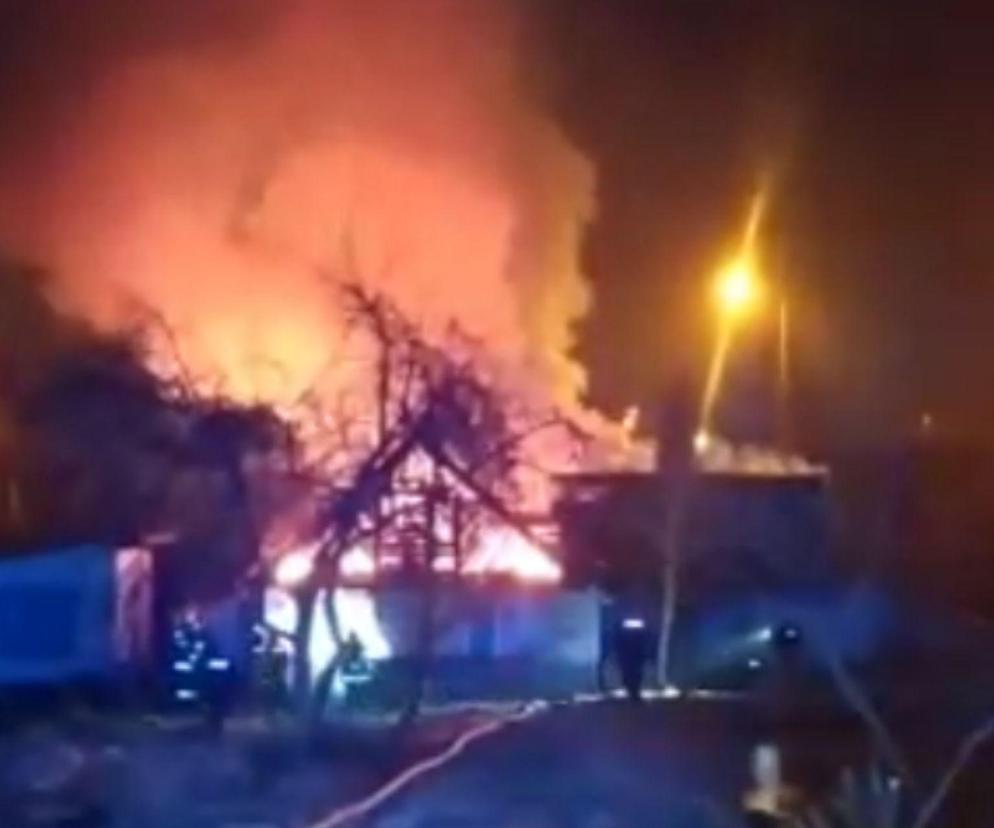 Pożar domu w Radlinie. Policjanci wynieśli nieprzytomną kobietą z płonącego budynku