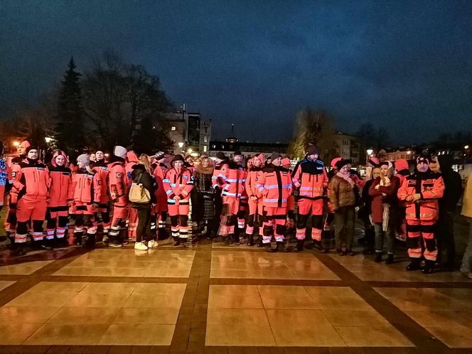 Siedlczanie wyrazili swój sprzeciw przeciwko agresji i wsparcie dla rodziny ratownika medycznego, który zginął w ataku nożownika