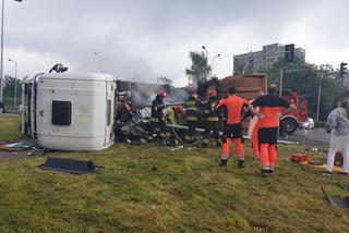 Przerażający wypadek w Bielsku-Białej. Ciężarówka przygniotła samochód osobowy. Trwa akcja ratunkowa [ZDJĘCIA]