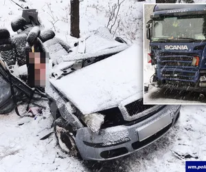 Zderzenie osobówki z ciężarówką, dwie osoby nie żyją. Ślisko na drogach Warmii i Mazur