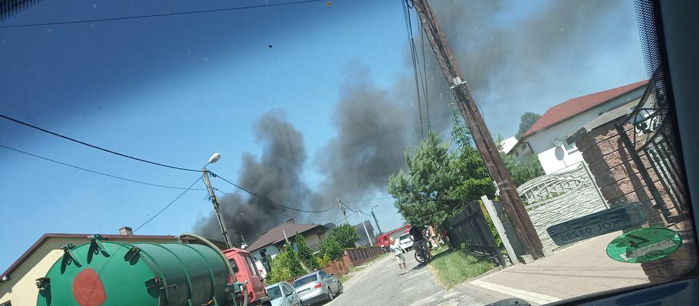 Potężny pożar koło Olkusza w Małopolsce. Płonie składowisko opon, spłonęły autobusy