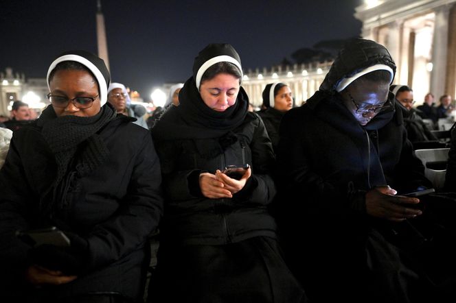 Wierni modlą się o zdrowie papieża Franciszka