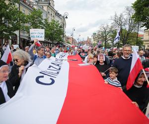 Pochód wyruszył z placu Zamkowego w Warszawie. Narodowy Marsz Życia pod hasłem Niech Żyje Polska! - jak podkreślają organizatorzy - jest manifestacją sprzeciwu wobec ataków wymierzonych w małżeństwo, rodzinę i w „poczęte dzieci zagrożone aborcją”.