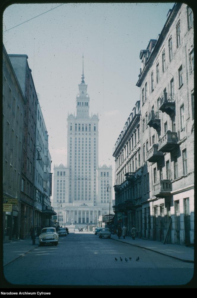 Czysty Pałac Kultury i Nauki w Warszawie - zobacz stare zdjęcia. Tak wyglądał bez warstwy brudu