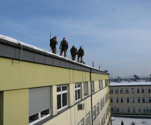 Policyjni kontterroryści pomagają Mikołajowi 