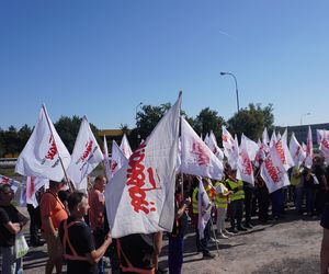 Pikieta pracowników Beko. Pracę straci 1100 osób. „Czujemy się oszukani i sfrustrowani”