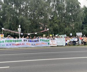 Protest mieszkańców przeciwko wycince drzew pod budowę linii tramwajowej do Mistrzejowic.