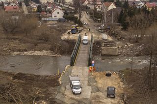 Turcy zbudowali most dla powodzian