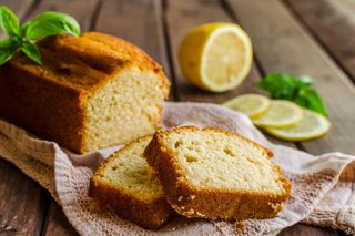 Wyśmienita babka jogurtowo-cytrynowa. Zrobisz ją mikserem w 10 minut 