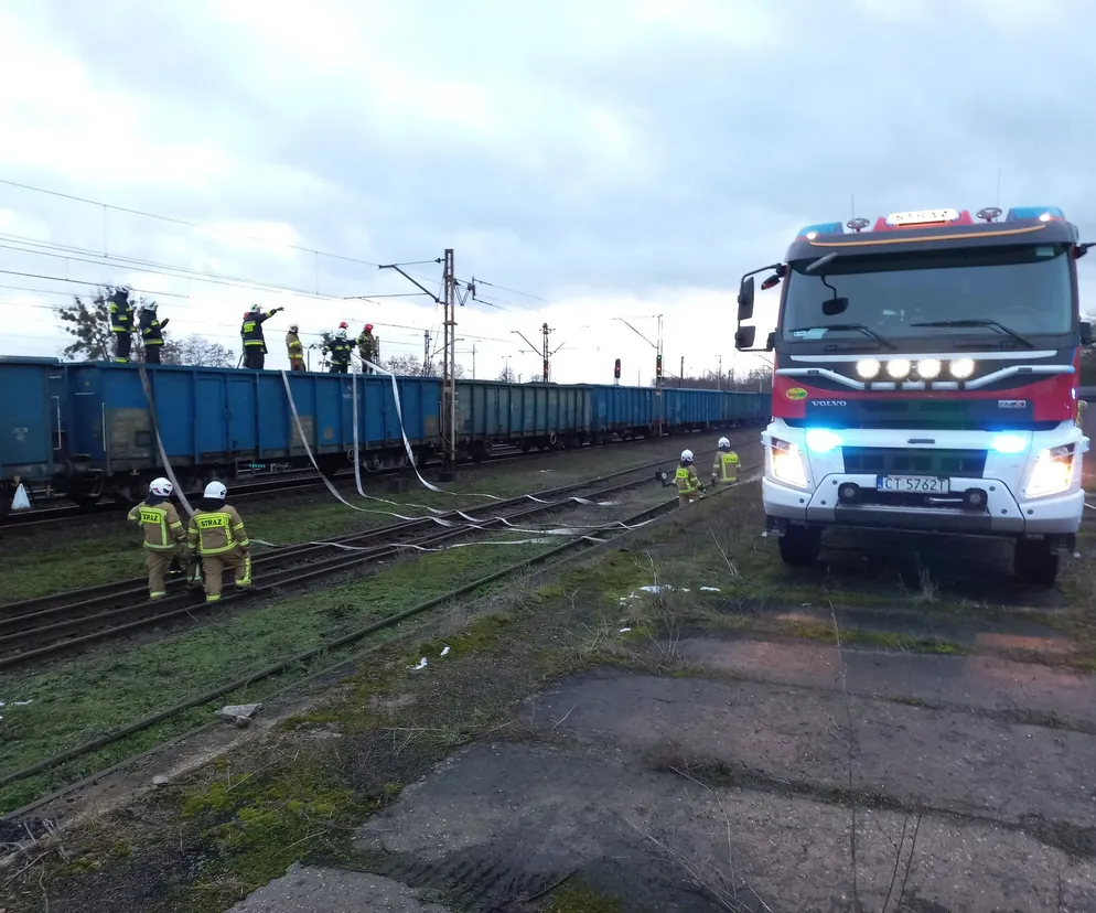 Pożar węgla na wagonach w Laskowicach! Akcja gaśnicza trwała kilka godzin [ZDJĘCIA]