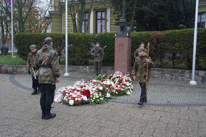 Święto Niepodległości w Szczecinie - złożenie kwiatów pod pomnikiem Piłsudskiego