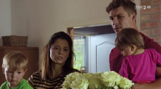 M jak miłość odc. 1397. Iza (Adriana Kalska), Maja (Anna Wierzchoń), Szymek (Staś Szczypiński), Marcin (Mikołaj Roznerski)