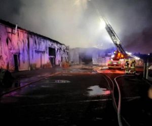 Potężny pożar parku trampolin we Włocławku