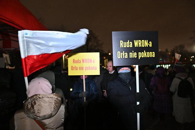 Kolejny dzień protestu przed siedzibą TVP