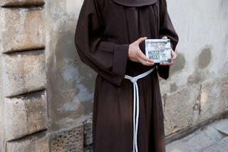 Zakonnik śpiewa o narkotykach i samobójstwach