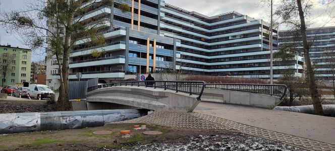 Kładką z Jurowieckiej na Włókienniczą