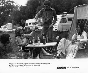 Fotografia z 1979 r. prezentująca wczasowiczów na campingu WPPG Prosnawia w Antoninie. APK, Urząd Wojewódzki w Kaliszu