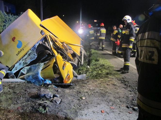 Kompletnie pijany kierowca wiózł trzy tony pomidorów. Wypadł z drogi i został uwięziony w pojeździe [ZDJĘCIA]
