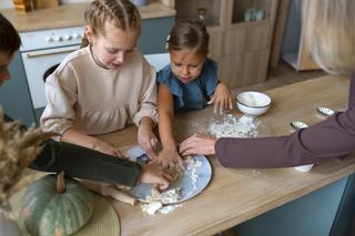 Gotowanie i pieczenie z dzieckiem przyniesie dużo śmiechu i radości 
