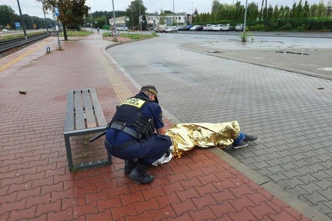  Poznań. Pijany mężczyzna leżał na ulicy! Sączyła się krew
