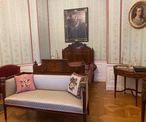 Pałac w Rogalinie zachwyca turystów. Znajduje się 20 kilometrów od Poznania 