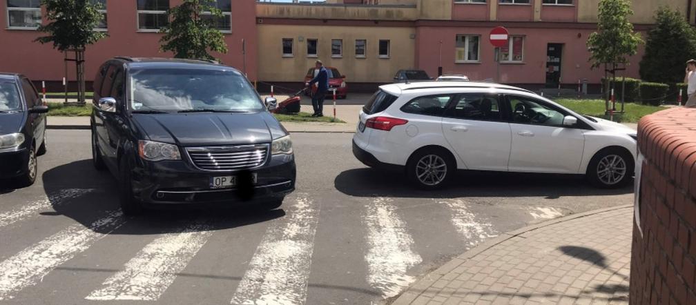 Centrum Opola jak Trzeci Świat! Janusze parkowania stają na pasach! [ZDJĘCIA]
