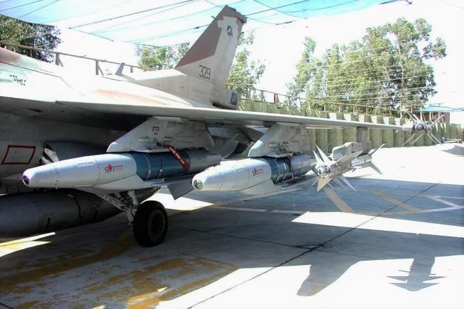 Bomby Spice 1000 pod skrzydłem myśliwca F-16I Sufa