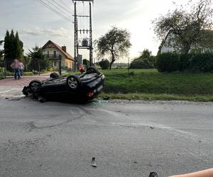 Zderzenie dwóch aut w Kraśniku. Jedno z nich dachowało