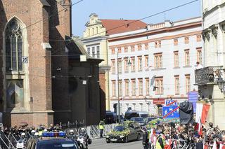Trumny pary prezydenckiej już w Bazylice Mariackiej w Krakowie (ZDJĘCIA)