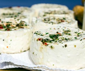 Labneh – kremowy serek z jogurtu greckiego. Prosty przepis na obłędny smak