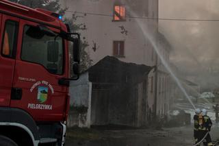 Potężny pożar budynku niedaleko szkoły. Płomienie buchały na kilkanaście metrów