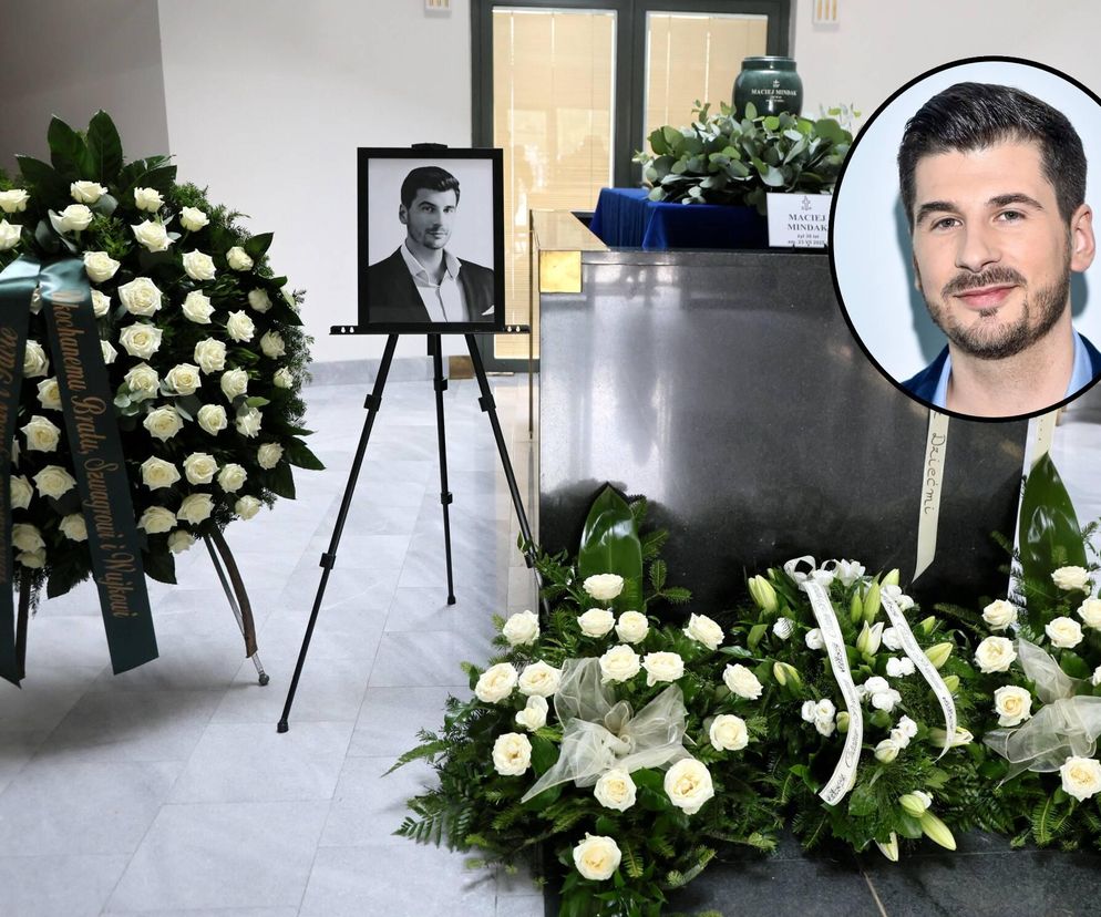 Pogrzeb Macieja Mindaka. Białe kwiaty wypłniły dom pogrzebowy