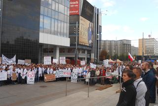 Białe kitle wypełniły Katowicki Rynek. Studenci ŚUM-u wsparli protest rezydentów [ZDJĘCIA, AUDIO]