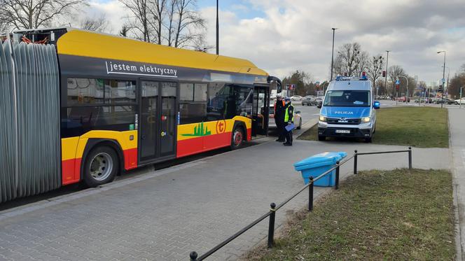 Czteromiesięczne dziecko wypadło z wózka podczas hamowania. Dramat w miejskim autobusie