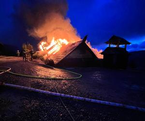 Pożar w Szczyrku. Doszczętnie spłonął drewniany budynek