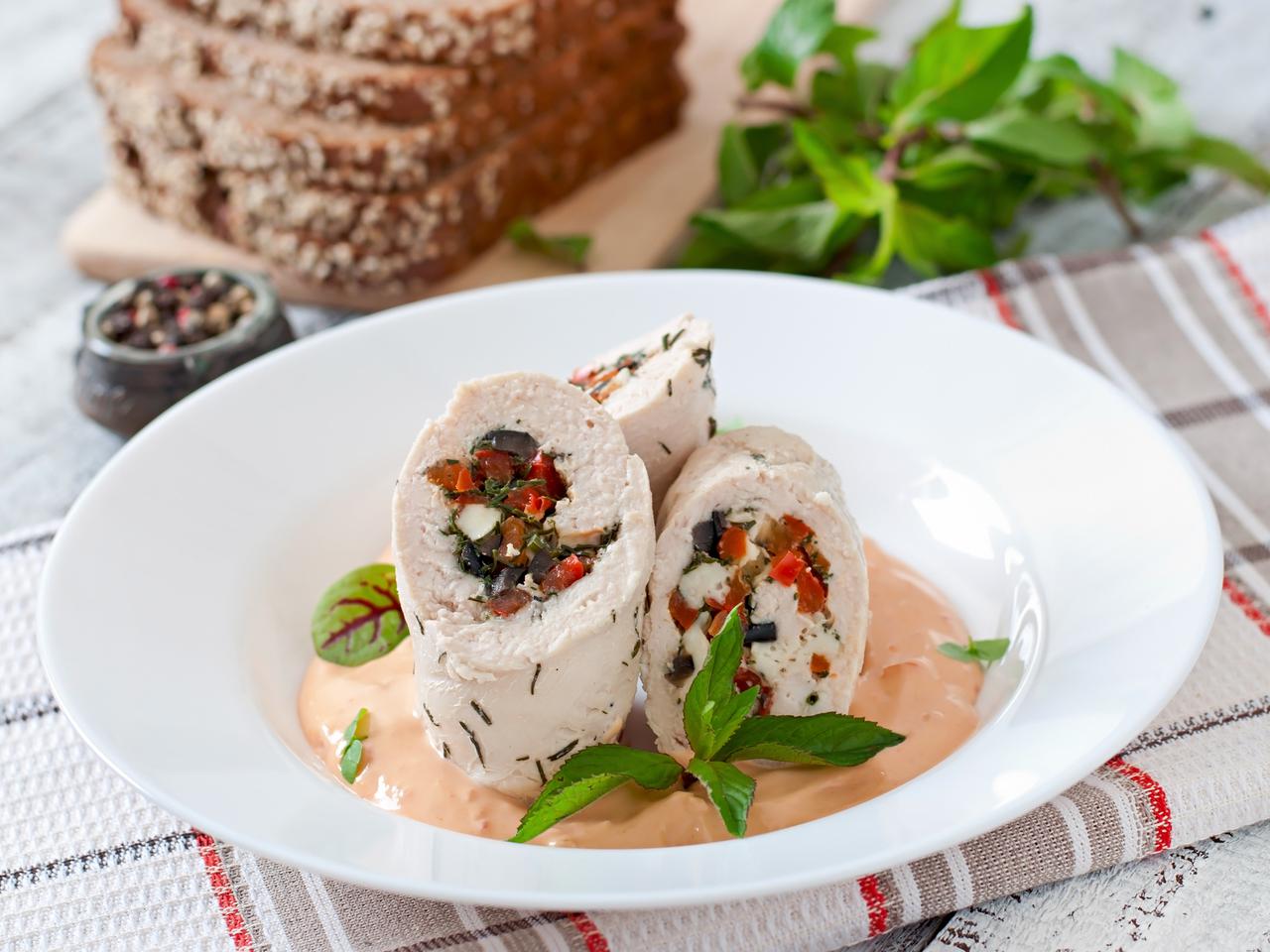 Rolada z indyka z oliwkami