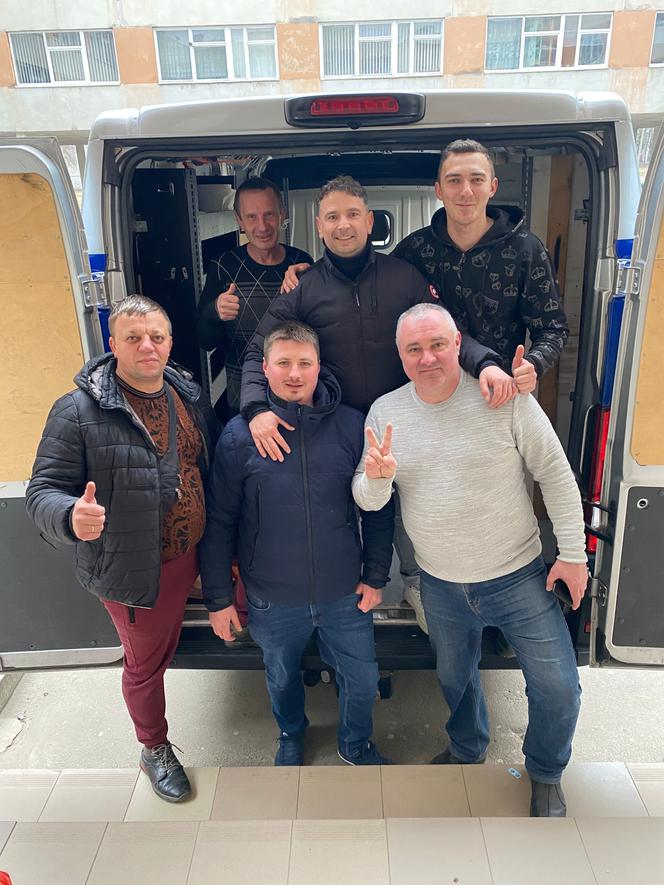 Znana pisarka, biznesmen z Holandii i menadżerka gwiazd zawieźli dary dla Ukrainy i uratowali koty